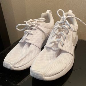 Like new white women’s Nike sneakers. Size 8.5.